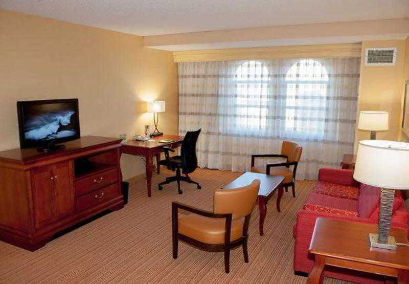 Courtyard By Marriott Norfolk Downtown Hotel Екстериор снимка