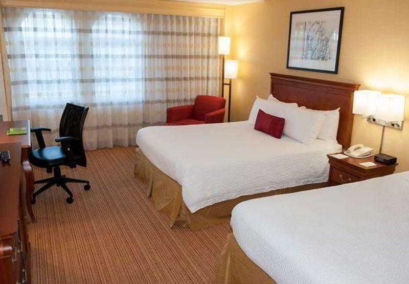 Courtyard By Marriott Norfolk Downtown Hotel Екстериор снимка
